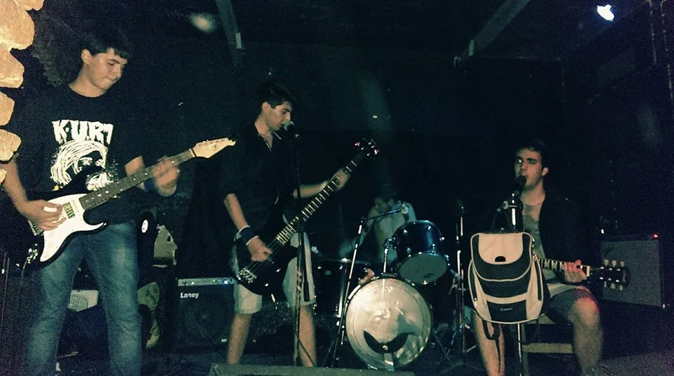 Imagen de la banda en su primer show en vivo