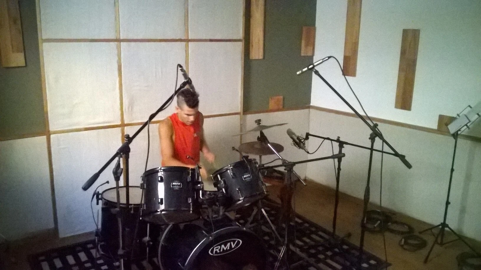 Imagen de Ludwig en la grabación de nuestro primer material