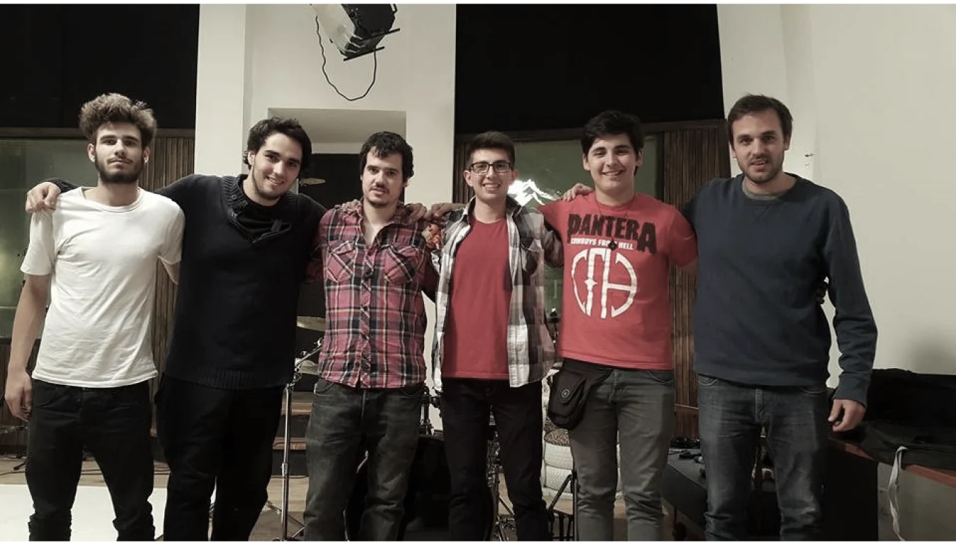 Imagen de la banda en el estudio Overhead durante la grabación de La Paz sea Contigo