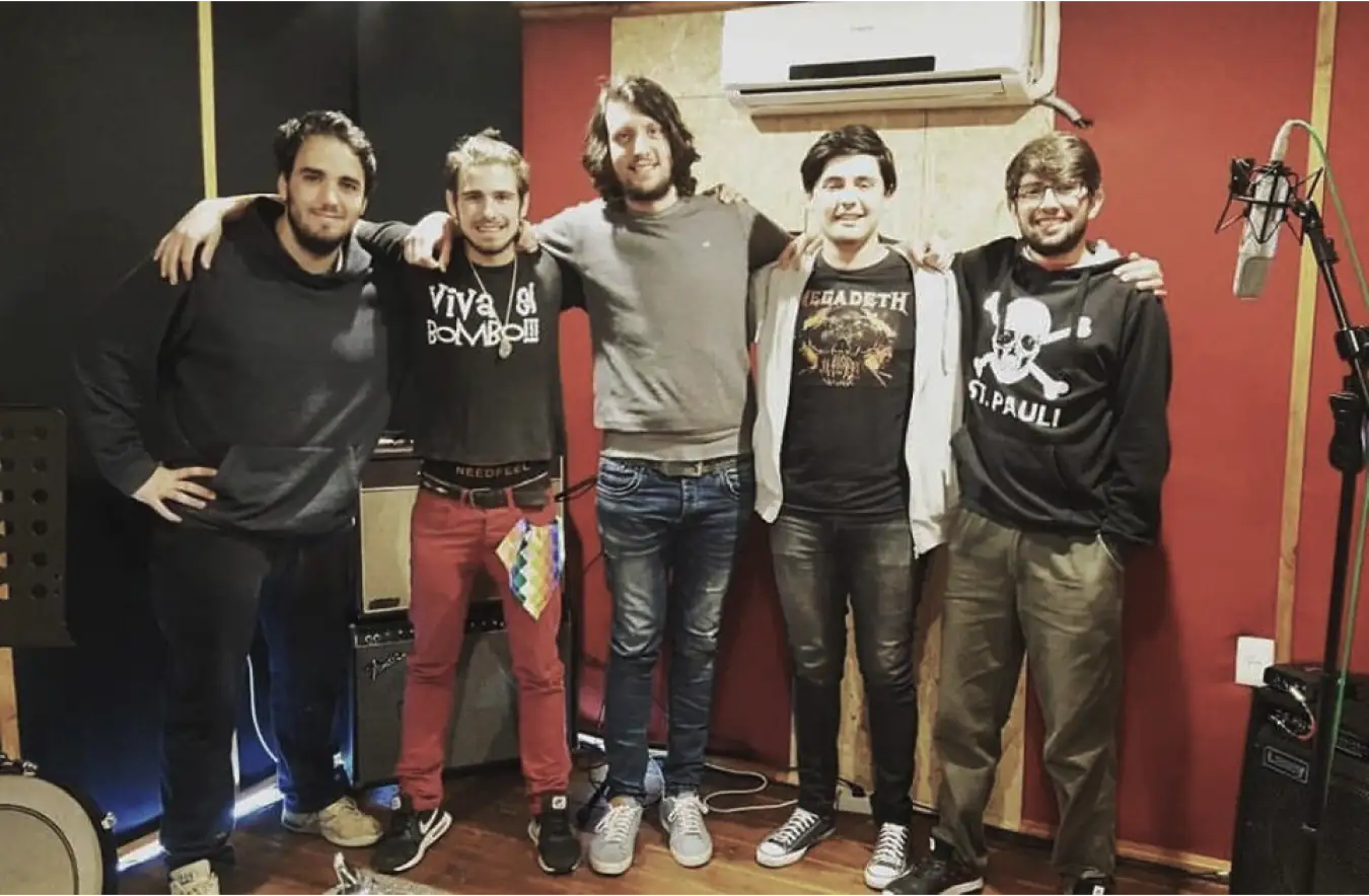 Imagen de la banda en el estudio BL durante la grabación de La Paz sea Contigo - Expansion Pack